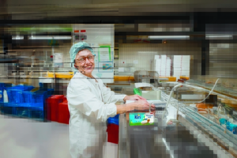 Photo d'une personne souriante travaillant à l'usine BEL