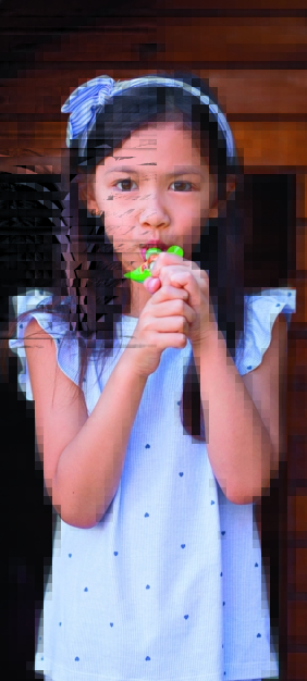 Petite fille buvant une gourde Pom'Potes